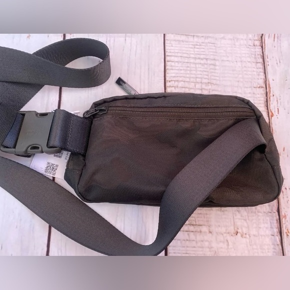 Lululemon everywhere belt bag extended discontinued - Picture 2 of 4
